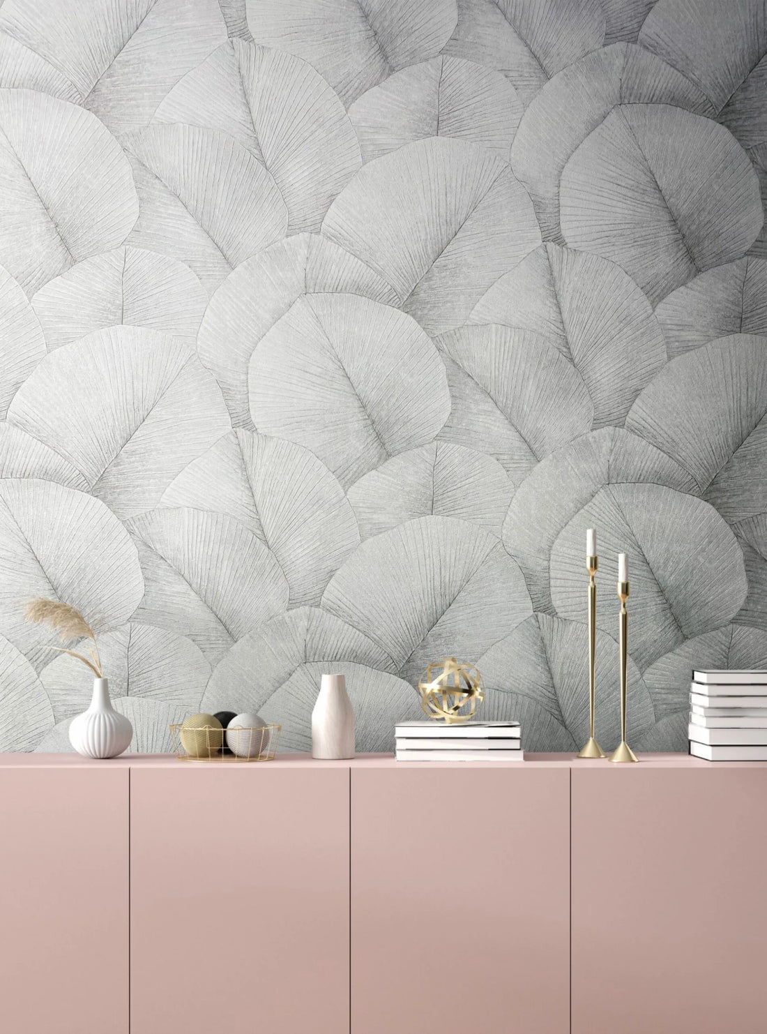 Marburg Kumano 34509 light grey leafy botanical wallpaper with oversized ribbed leaves.