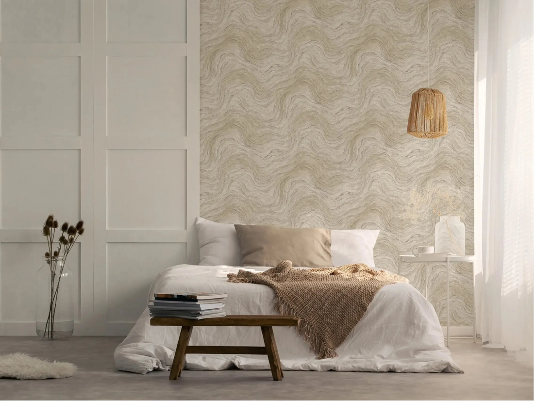 Marburg Struktura 45757 light marble-look wallpaper with wavy stone veining in soft white and beige